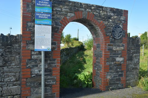 An old railway arch and plaque commemorating the West Clare Railway from Ennis to Kilrush which ran to the harbour quayside through the arch. Kilrush, Co. Clare, West of Ireland