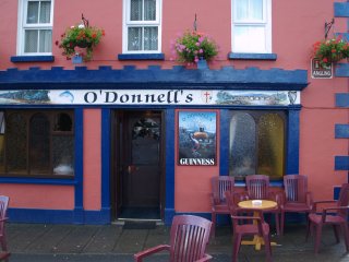 The splendidly gaily painted O'Donnell's Bar is a typical 'Irish' bar-pub in Inistioge - Inistioge, County Kilkenny, Ireland