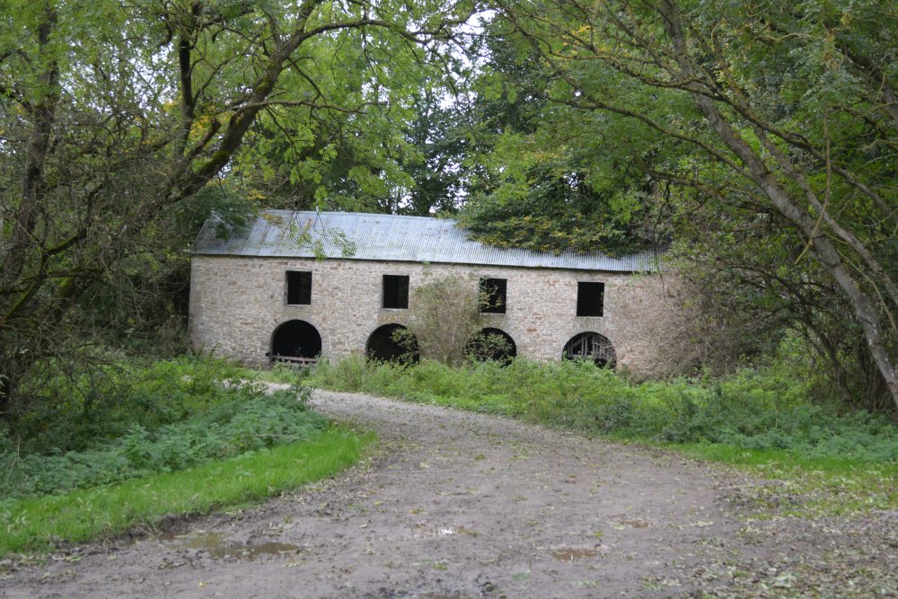 fine four-arched building across the track from Tullis Cote Farm Leyburn Shawl Circular walk, North Yorkshire, England