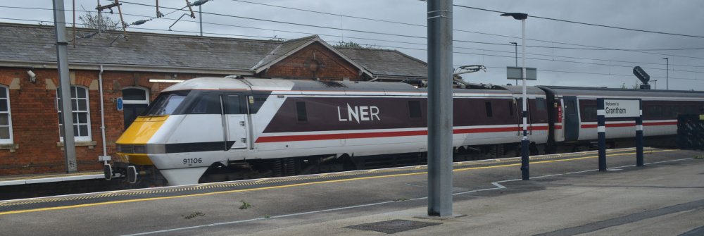 A quick snap of Class 91 power car 91106 heading south through Grantham station, still running on an LNER Leeds to Kings Cross service.